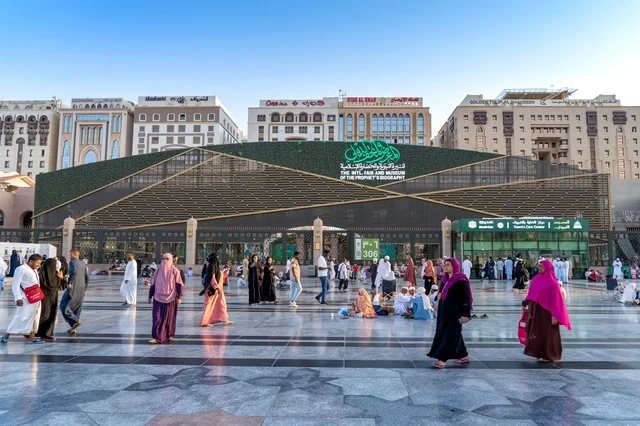 A serene view of Al-Masjid an-Nabawi in Madinah, Saudi Arabia, attracting visitors and pilgrims from around the world.