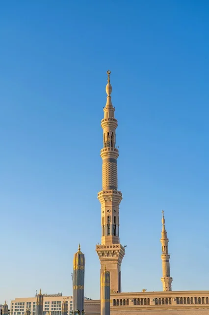 منظر هادئ للمسجد النبوي في المدينة المنورة بالمملكة العربية السعودية، والذي يجذب الزوار والحجاج من جميع أنحاء العالم.