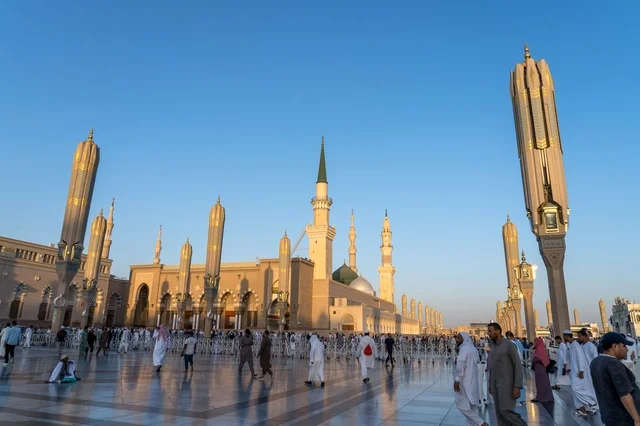 A serene view of Al-Masjid an-Nabawi in Madinah, Saudi Arabia, attracting visitors and pilgrims from around the world.