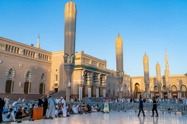 منظر هادئ للمسجد النبوي في المدينة المنورة بالمملكة العربية السعودية، والذي يجذب الزوار والحجاج من جميع أنحاء العالم.