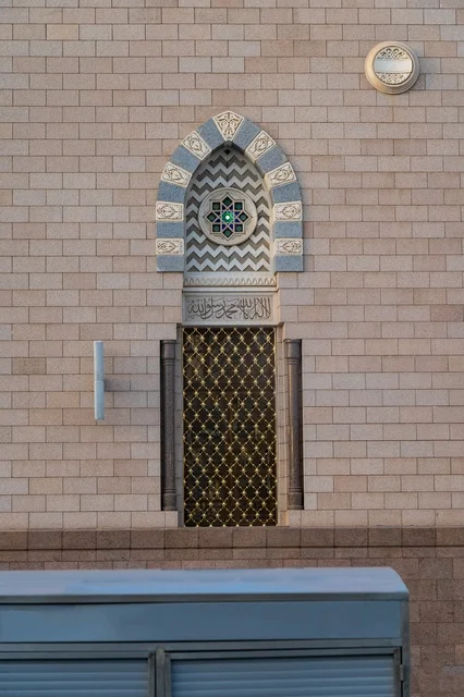 جدار المسجد النبوي في المدينة المنورة بالمملكة العربية السعودية، والذي يجذب الزوار والحجاج من جميع أنحاء العالم, ديكور النافذه الاسلاميه لمسجد النبي محمد عليه السلام
