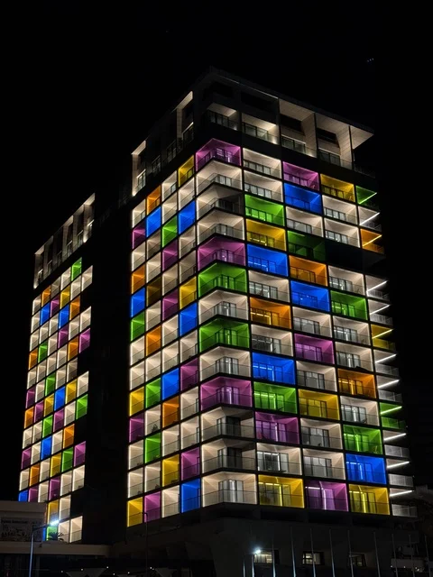 مبنى حديث في الدوحة قطر بإضاءة ليلية ملونة