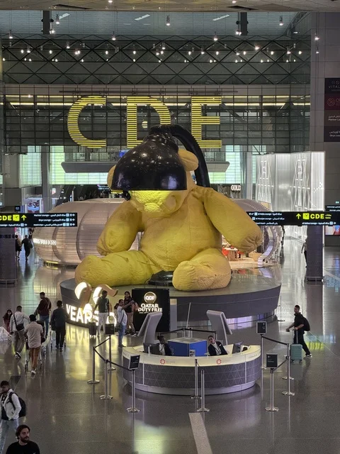 تمثال الدب في مطار حمد الدولي الدوحة قطر