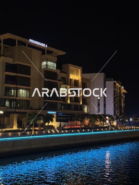 مباني الممشى الحديثة في الدوحة قطر ليلاً