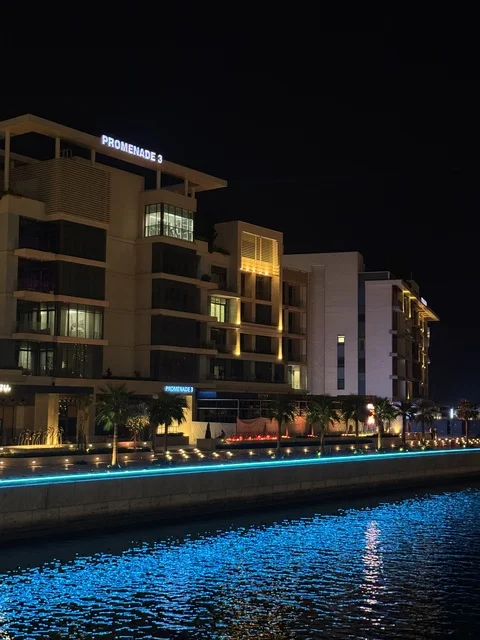 مباني الممشى الحديثة في الدوحة قطر ليلاً