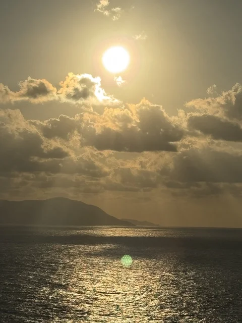 غروب الشمس فوق الخليج العربي في الدوحة قطر