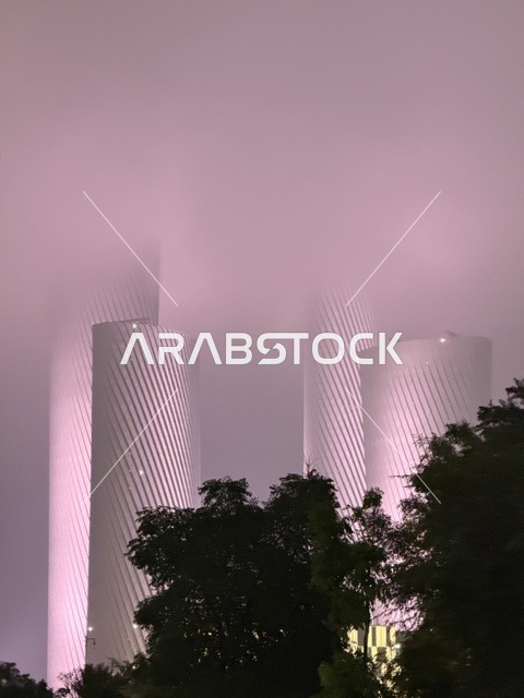 ناطحات سحاب الدوحة قطر تحت الضباب الوردي ليلاً