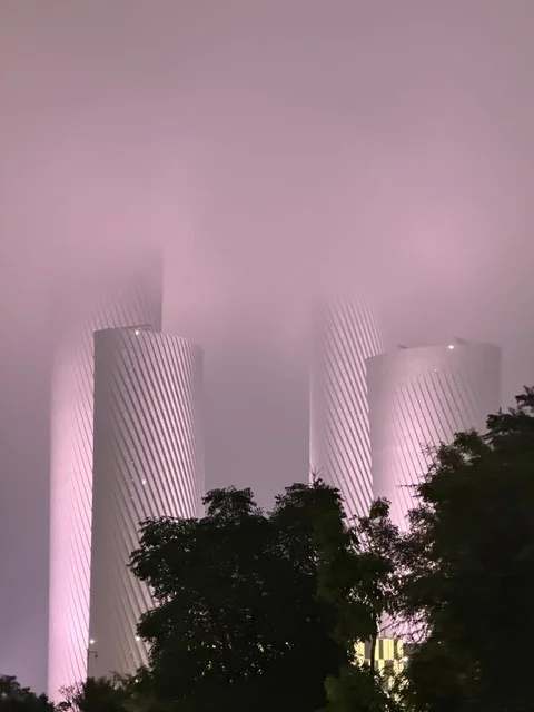 ناطحات سحاب الدوحة قطر تحت الضباب الوردي ليلاً