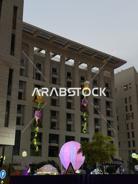 زينة احتفالية ومبنى عصري في الدوحة قطر