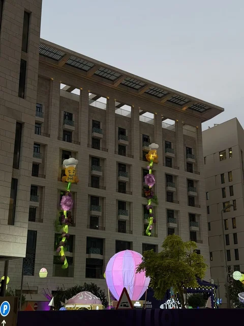 زينة احتفالية ومبنى عصري في الدوحة قطر