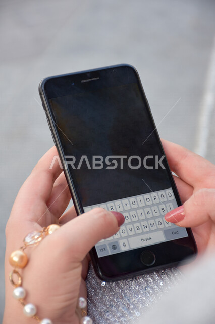 صورة لامرأة عربية خليجية تستخدم الهاتف المحمول في دبي، التسوق عبر الانترنت، تصفح المواقع الالكترونية ، التواصل والتعارف ، المشاركة والاعجابات على وسائل التواصل الاجتماعي