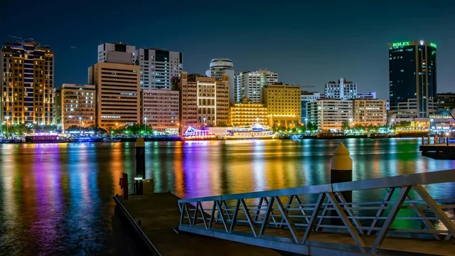 أفق خور دبي وانعكاسات الأضواء الليلية في الإمارات