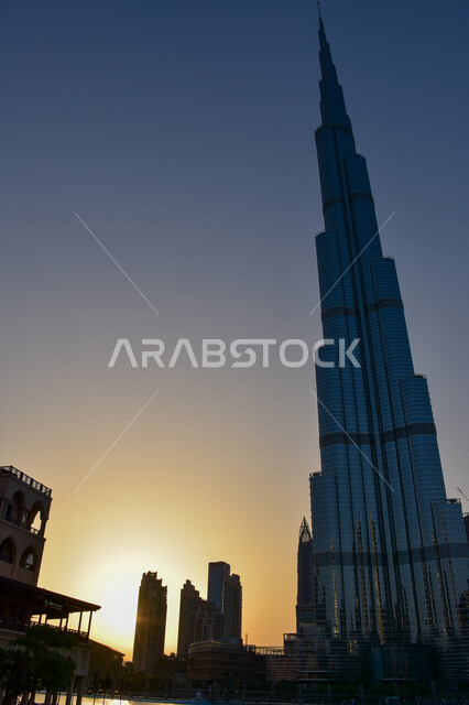 صورة لبرج خليفة وقت الغروب في دبي، التطور العمراني ، اعلى ناطحات السحب في دبي ، معالم الإمارات المشهورة،  السياحة في الإمارات العربية المتحدة