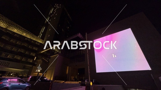 مجمع مطل الخبر شاشة رقمية في الليل