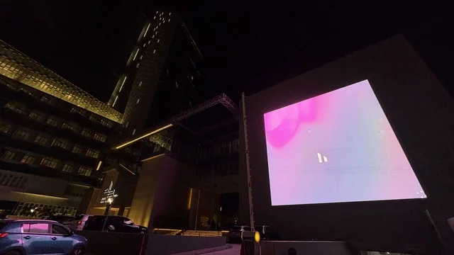 مجمع مطل الخبر شاشة رقمية في الليل