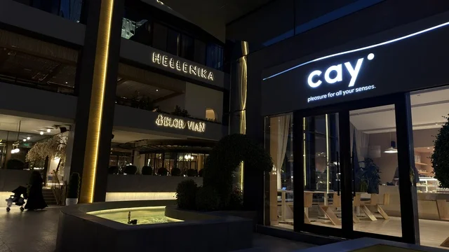 مجمع مطل بالخبر واجهة المطاعم والمقاهي ليلاً