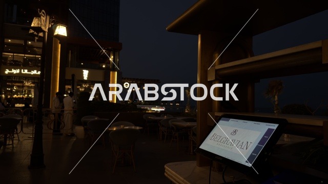 مجمع مطل الخبر منطقة المطاعم والترفيه الخارجية في الليل