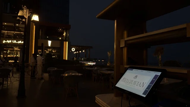 مجمع مطل الخبر منطقة المطاعم والترفيه الخارجية في الليل