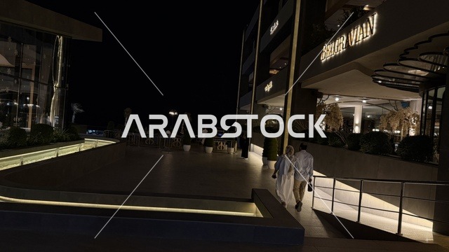 مجمع مطل في مدينة الخبر بالمنطقة الشرقية خلال الليل