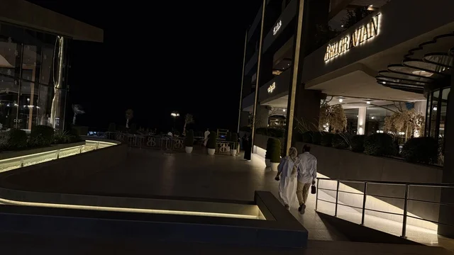 مجمع مطل في مدينة الخبر بالمنطقة الشرقية خلال الليل