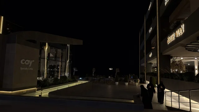 مجمع مطل الخبر الواجهة البحرية عمارة حديثة ليلاً