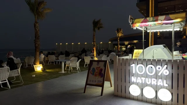 مجمع مطل الخبر جلسات خارجية واجهة بحرية ليلاً