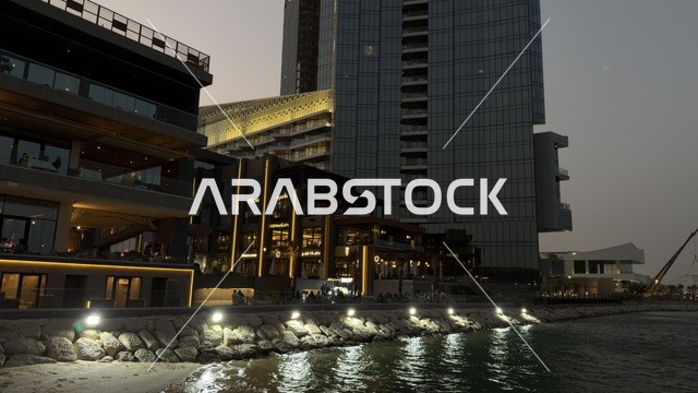 مجمع مطل في مدينة الخبر على الواجهة البحرية ليلاً