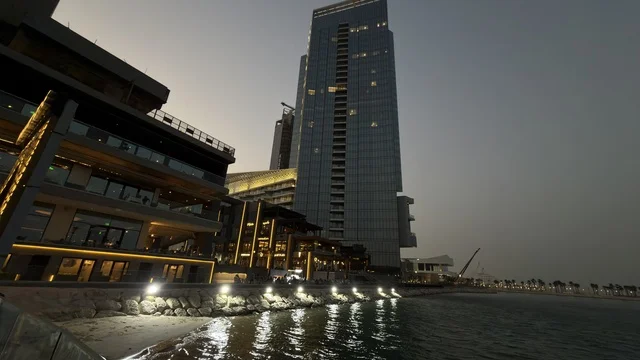 مجمع مطل في واجهة الخبر البحرية ليلاً