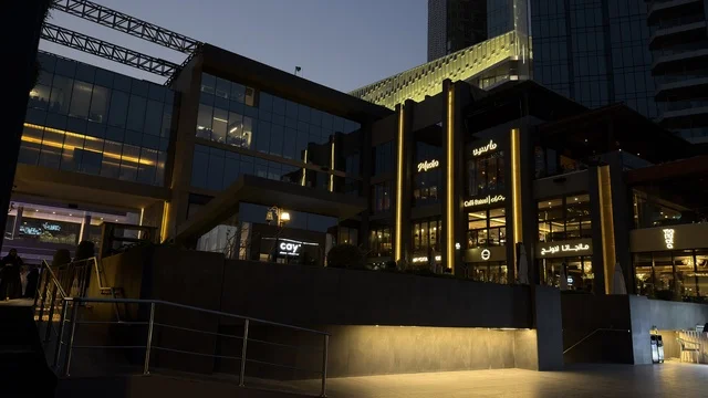 مجمع مطل الخبر العمارة الحديثة والإضاءة الليلية