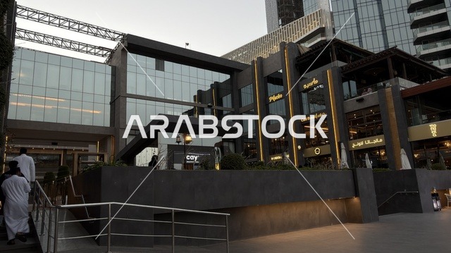 مجمع مطل الخبر عمارة حديثة بواجهات زجاجية ليلاً