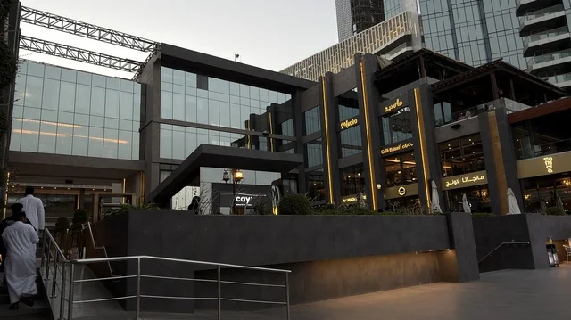 مجمع مطل الخبر عمارة حديثة بواجهات زجاجية ليلاً