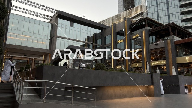 مجمع مطل الخبر بتصميمه المعماري الحديث والواجهة الزجاجية