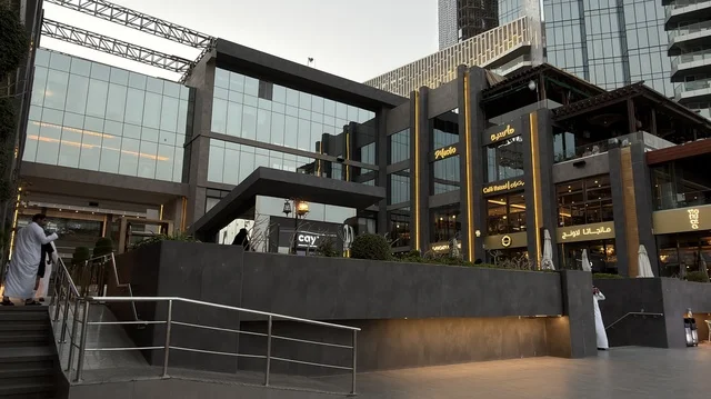 مجمع مطل الخبر بتصميمه المعماري الحديث والواجهة الزجاجية