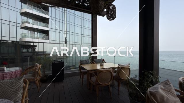 مجمع مطل الخبر بجلسات خارجية مطلة على البحر