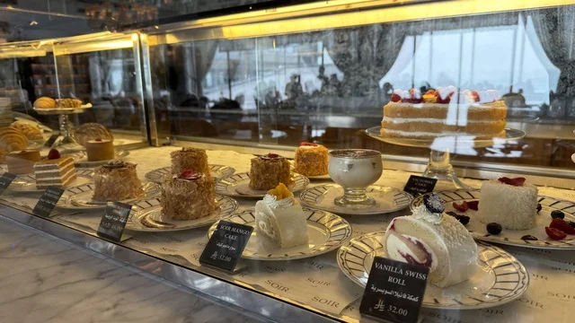 عرض الحلويات والكيك في مجمع مطل بالخبر