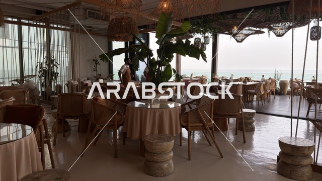 مجمع مطل الخبر تصميم داخلي لمطعم بإطلالة بحرية