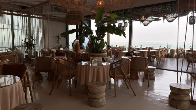 مجمع مطل الخبر تصميم داخلي لمطعم بإطلالة بحرية