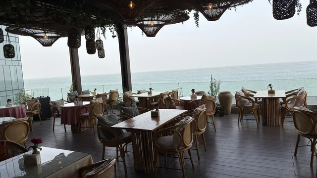 مجمع مطل الخبر جلسات مطعم مطلة على البحر