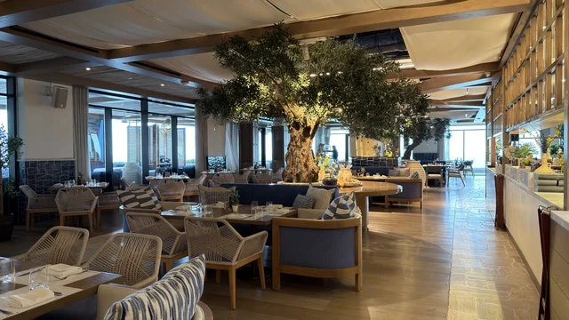 التصميم الداخلي لمطعم مجمع مطل في الخبر