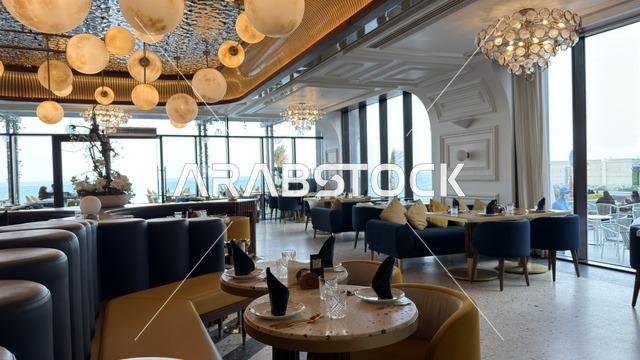 مطعم فاخر في مجمع مطل بالخبر مع إطلالة بحرية