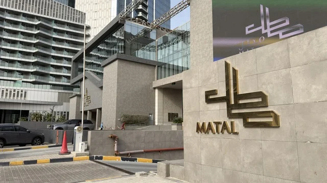 مدخل مجمع مطل الخبر والأبراج الحديثة في الخبر