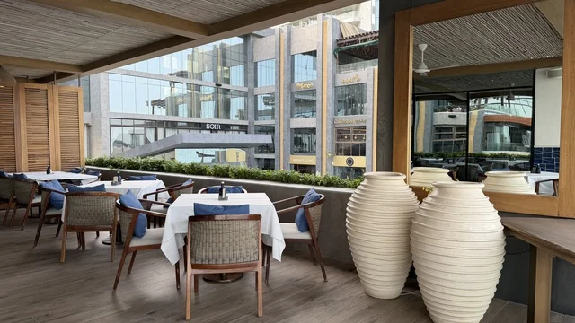 مطعم مانتو روز في مجمع مطل بالخبر