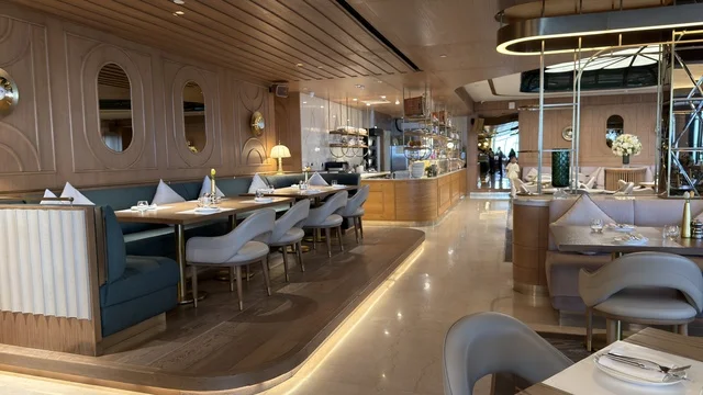 التصميم الداخلي لمطعم فاخر في مجمع مطل بالخبر