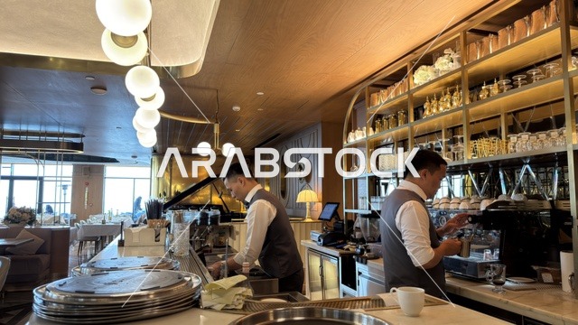 موظفو خدمة في بار مطعم فاخر في مجمع مطل الخبر