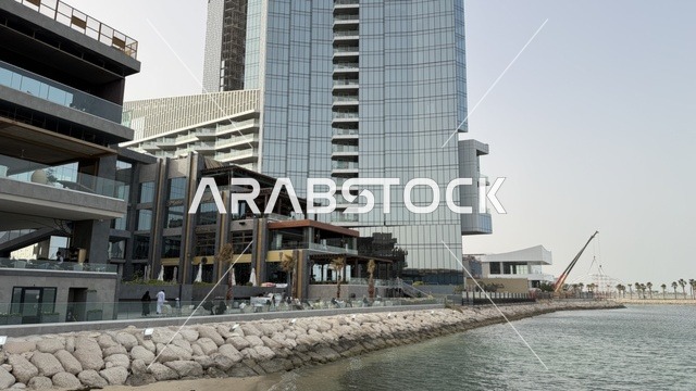 مجمع مطل الخبر والمباني الحديثة على الواجهة البحرية