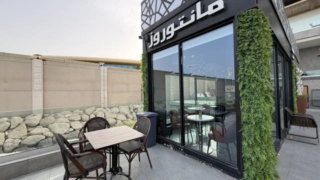 واجهة مقهى حديث في مجمع مطل بالخبر السعودية