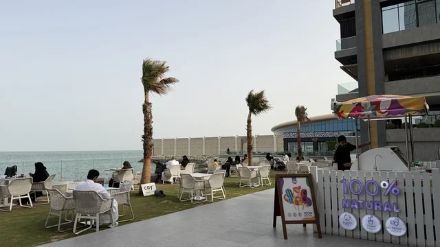 مجمع مطل بالخبر جلسات خارجية على الواجهة البحرية