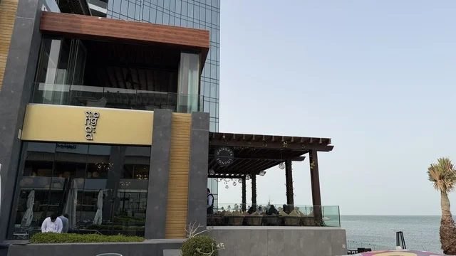 مجمع مطل في الخبر الواجهة البحرية والعمارة الحديثة