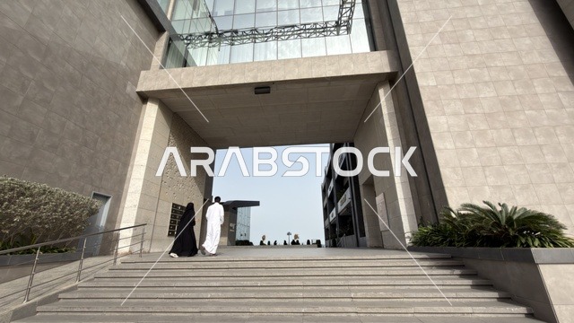 مجمع مطل بمدينة الخبر العمارة الحديثة والسلالم الخارجية