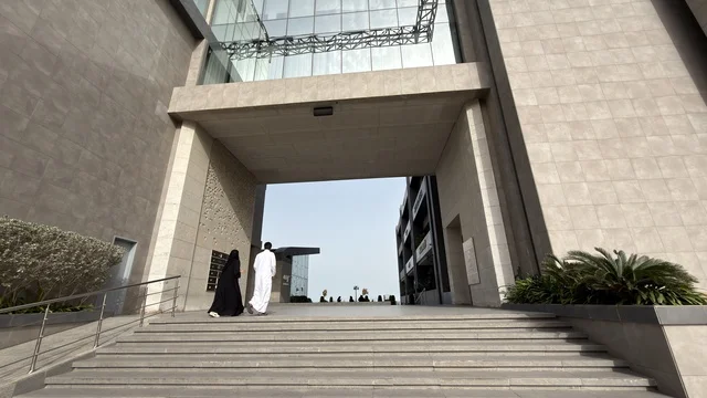 مجمع مطل بمدينة الخبر العمارة الحديثة والسلالم الخارجية